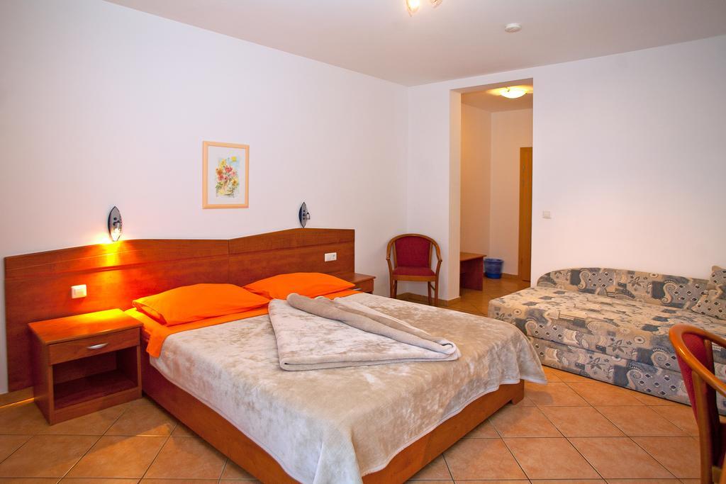Guesthouse Villa Adria Малинска Екстериор снимка